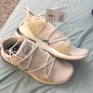 NEW Adidas Arkyn, size 8 white